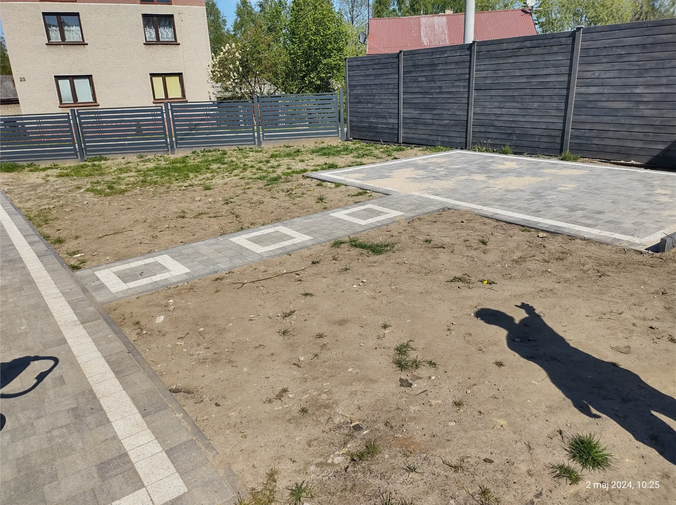 Plac z oczyszczonym podłożem i świeżo ułożonymi kostkami brukowymi przed zakładaniem trawników