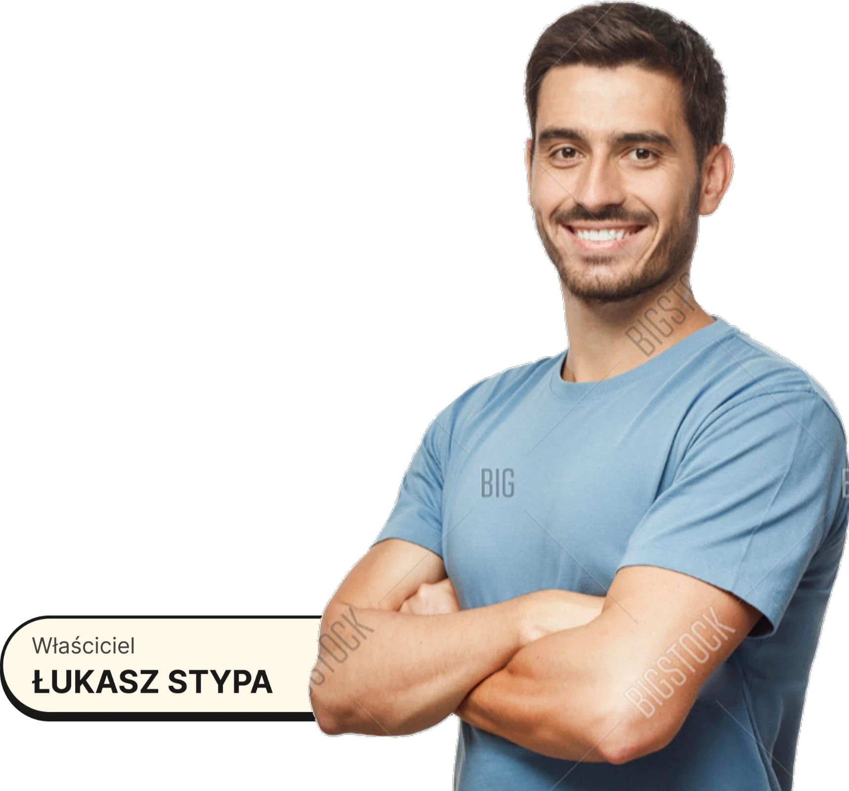 Portret uśmiechniętego mężczyzny z założonymi rękami w niebieskiej koszulce